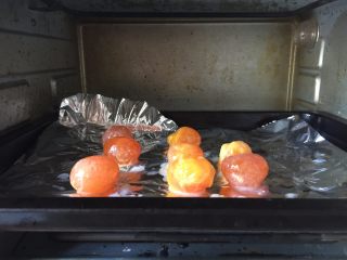 蛋黄莲蓉月饼,咸蛋黄放入烤箱喷上白酒，180度烤5分钟