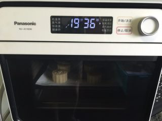 蛋黄莲蓉月饼,烤箱180度预热好，烤5分钟取出刷上一层薄薄的蛋液，再次放入烤箱烤15分钟