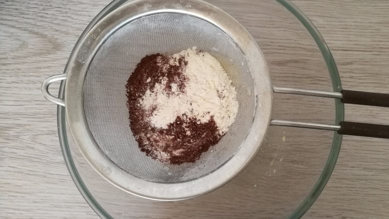 可可冰淇淋蛋糕,5.可可粉和蛋糕粉过筛