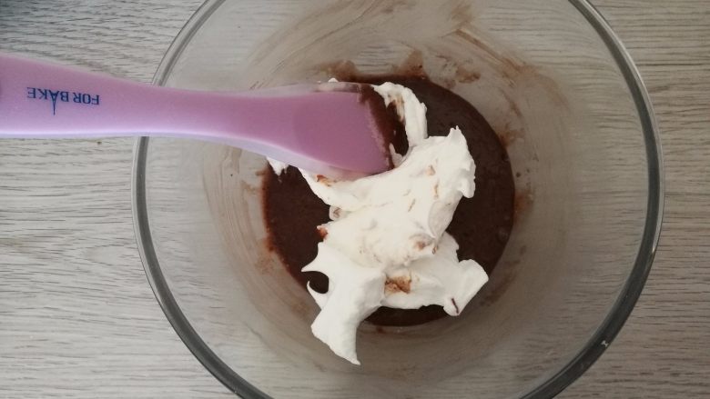 可可冰淇淋蛋糕,9.蛋白霜分三次加入蛋黄糊中，用切拌法搅拌均匀