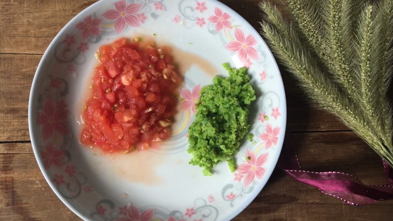 三文鱼时蔬蛋黄饼,西红柿同西兰花一起切碎待用。