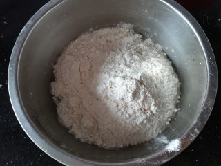 包菜馅素包子,再把260克面粉倒入酵母水中（做包子馒头和面时水和面的比例是1：2按这个比例揉出来的面软硬适中）。