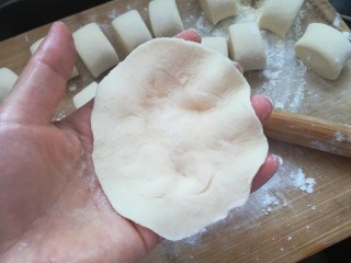 包菜馅素包子,把面皮托在手上，手指稍微弯曲形成面皮中间凹点，便于放馅料。