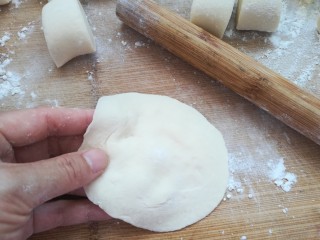 包菜馅素包子,用擀面杖擀成边上薄中间厚的面皮。