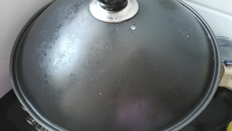 包菜馅素包子,锅里加适量冷水，把包子放入锅中，盖上锅盖静置发酵10分钟左右再开火（冬天可延长至20分钟以上，直到看起来包子明显变胖就可以开火蒸了），蒸15 分钟，然后过3分钟后再开盖。