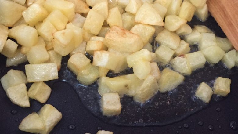 香腊双豆焖饭,土豆炸到金黄，就盛起备用。