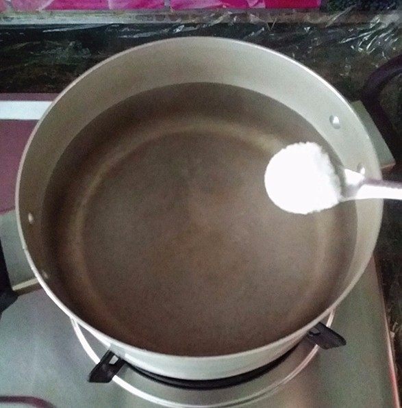 麻辣香豉酱拌面,锅中加水、食盐大火煮开