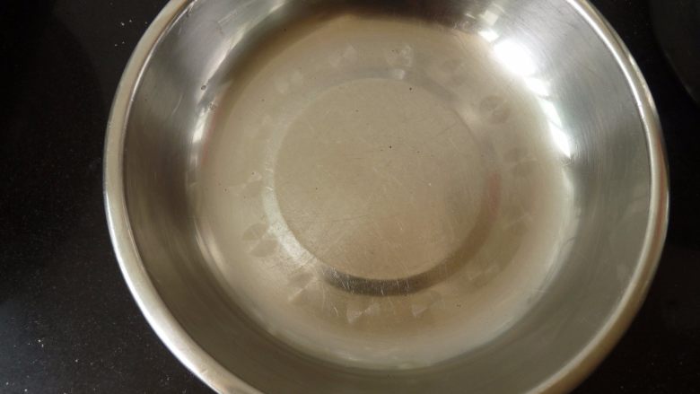 红枣核桃糯米糍,碟子抹上茶油
