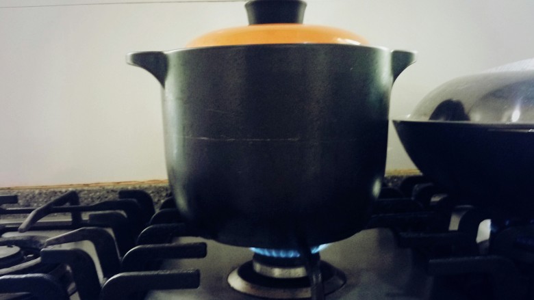 番茄排骨汤,开锅转小火。
