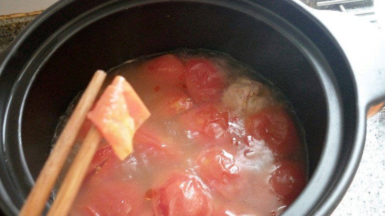 番茄排骨汤,一小时候用筷子轻轻把皮夹出来。
