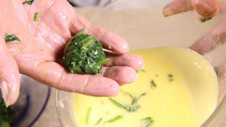 香脆芝士菠菜丸,粘上调和好的水淀粉，要全部融入均匀