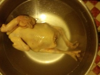 白切鸡,捞起，放盆里洗干净。
