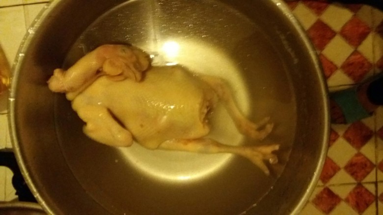 白切鸡,捞起，放盆里洗干净。
