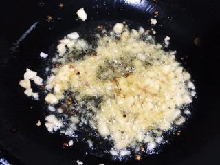 虎皮尖椒,剩下的油高温炸蒜米