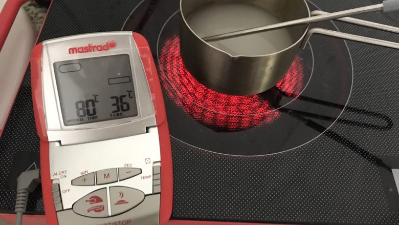 意式树莓乳酪夹心马卡龙,温度计测量水温，不要搅拌。糖水温度要煮到118°