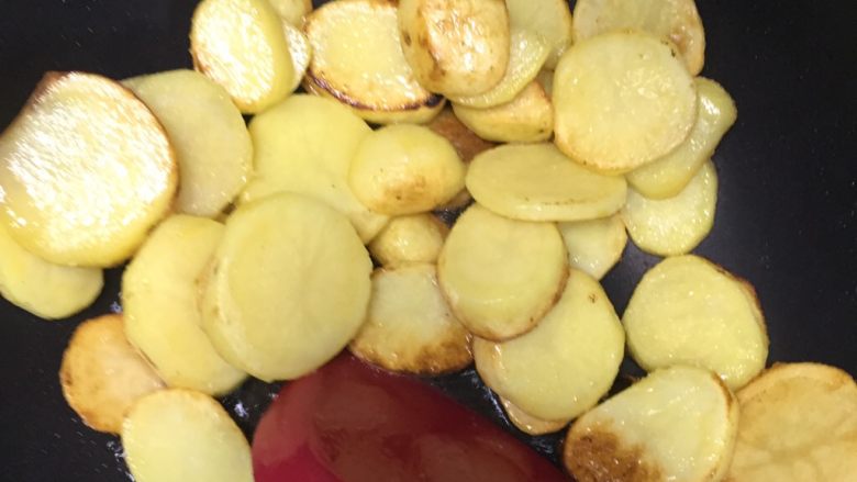 香煎土豆块,煎至金黄色翻面，看个人感觉了，想吃脆一点的可以多煎一会儿。