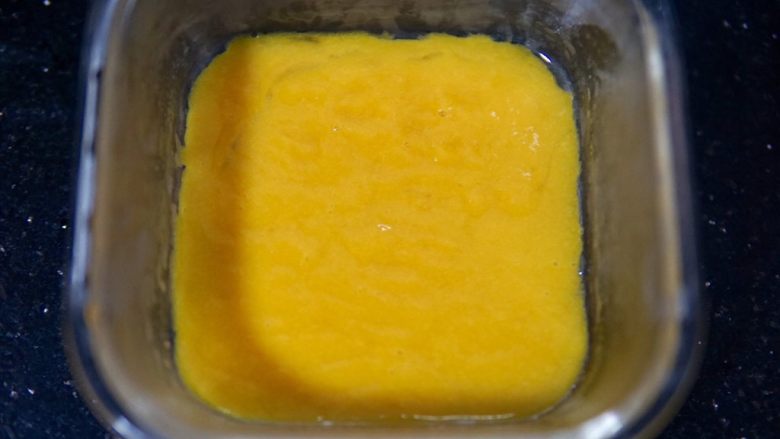 芒果千层糕,干净的碗内，刷油，一层椰浆冷藏至凝固（大概十分钟）一层芒果，反复至糊全部倒完，反反复复大概10次即可