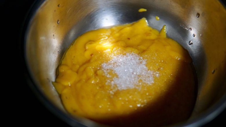 芒果千层糕,加入10克白砂糖搅拌均匀（选择耐热的盆内）