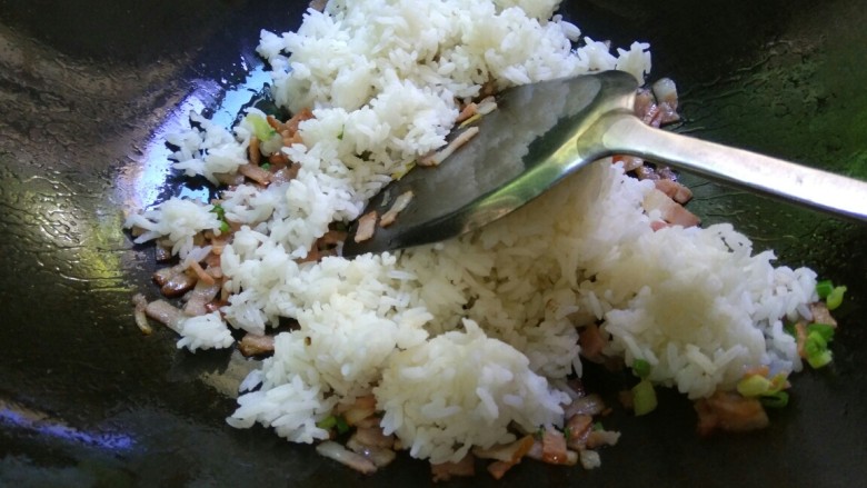 培根蛋香炒饭,加入米饭大火翻炒均匀