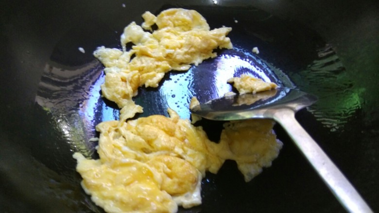 培根蛋香炒饭,炒好的蛋碎盛入碗中