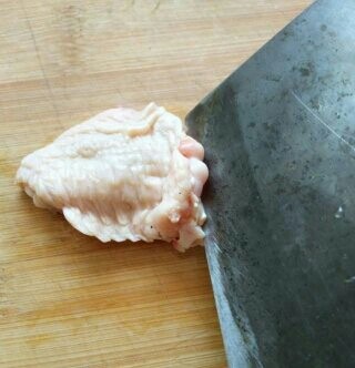 （家常菜）鸡翅包白玉菇,鸡翅中洗干净，然后去掉里面的骨头
