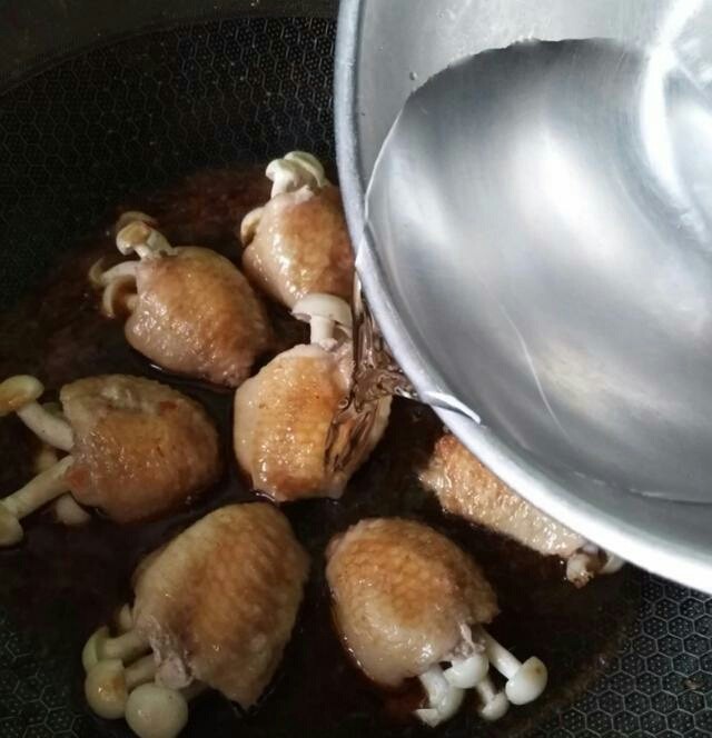 （家常菜）鸡翅包白玉菇,把煎好的鸡翅下入锅中，加入水，水与鸡翅平行就可以