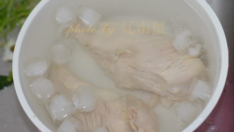 鸡丝凉面,出水用冰水给鸡肉过凉，这样做鸡肉的口感会更好。