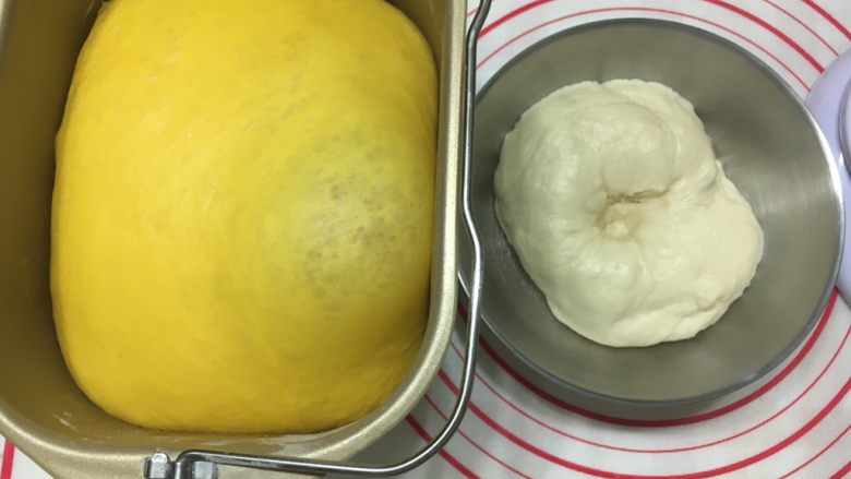 巧虎面包,1、黄色面团和白色面团分别揉出膜，基础发酵至2.5倍大。