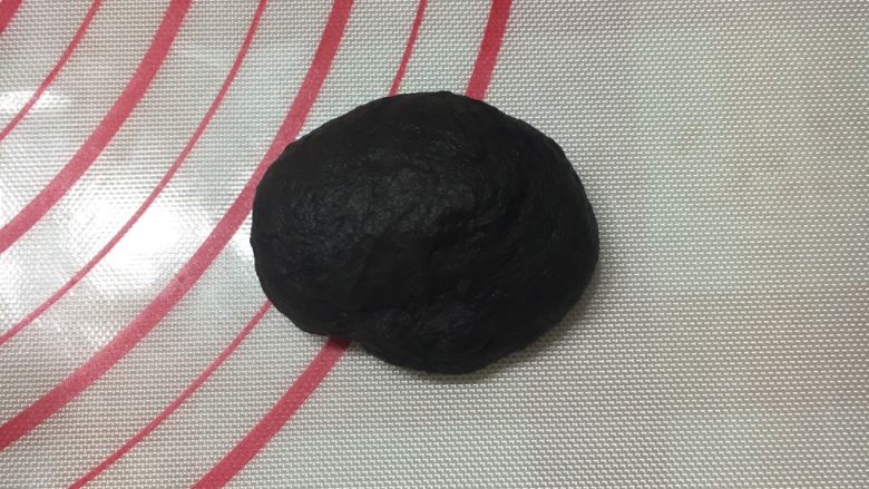 巧虎面包,4、取30g白色面团加适量深黑可可粉揉匀成黑色面团，置于一边加保鲜膜备用。