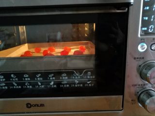 彩色蛋黄酥,3.放入烤箱上下火170度烤8分钟