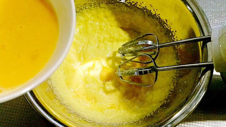 抹茶曲奇饼干,分三次倒入蛋液，每次搅打至蛋液与黄油充分融合，再加下一次