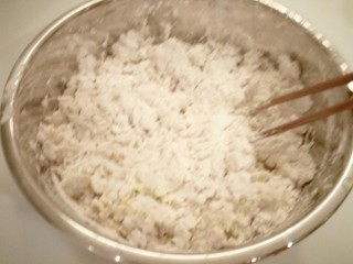 豆渣奶香馒头,一边倒入牛奶一边用筷子搅拌。