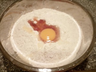 豆渣奶香馒头,打一个鸡蛋，倒入蜂蜜豆渣，用牛奶合面。