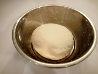 豆渣奶香馒头,合成面团。