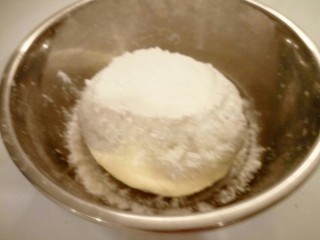 豆渣奶香馒头,盖上一层干面粉。