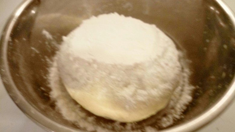 豆渣奶香馒头,盖上一层干面粉。