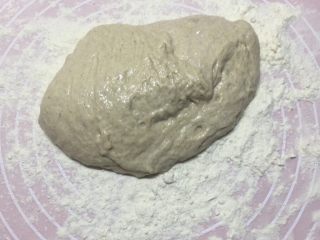 欧洲乡村面包,硅胶板上撒上一层面粉，取出面团。