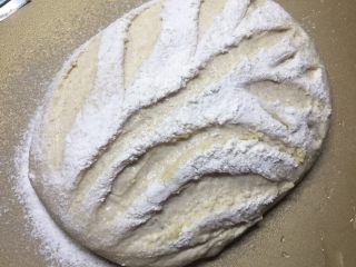 欧洲乡村面包,割出喜欢的形状。