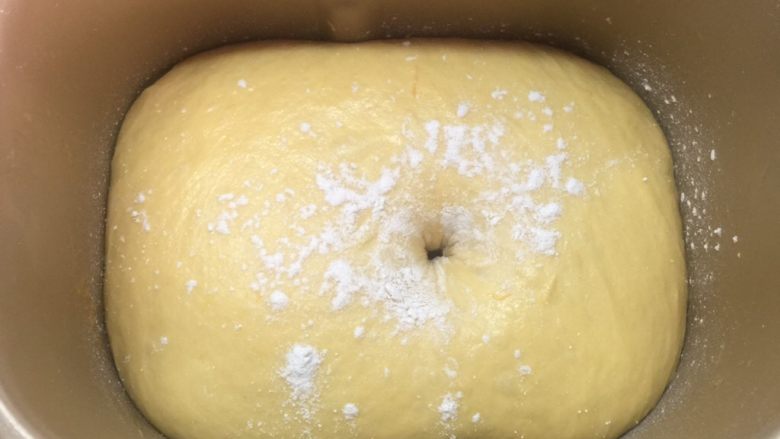 老面南瓜面包,盖上发酵至两倍大。