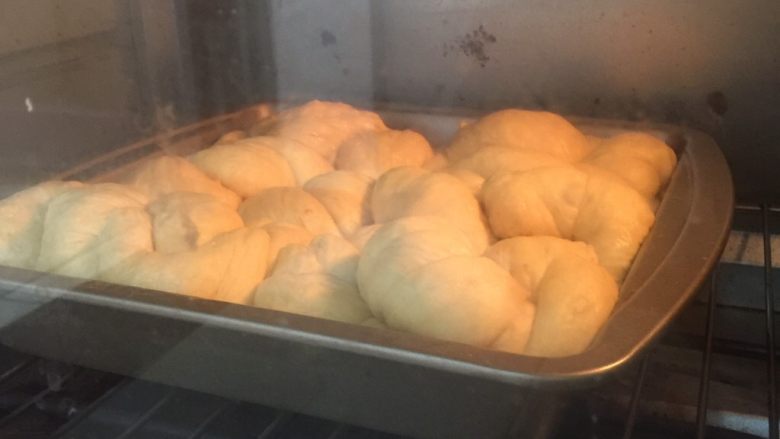 老面南瓜面包,盖上发酵至两倍大，放入烤箱170度上下火烘烤28分钟。