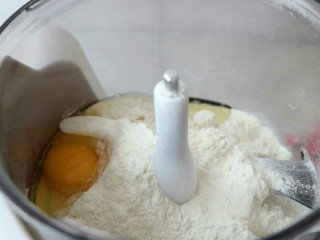 炸酱面,首先将面粉、鸡蛋和盐依次放入面条机～