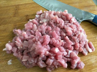 炸酱面,将猪肉切成大小匀称的小丁～
