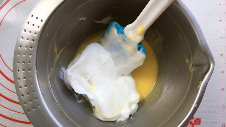 香草冰淇淋蛋糕,将1/2蛋白加入蛋黄糊，翻拌