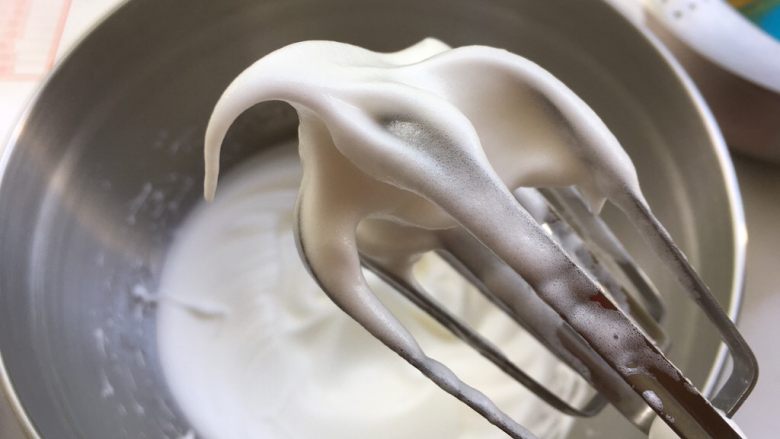 香草冰淇淋蛋糕,蛋清打发需要无水无油的打蛋盆，一次性加入细砂糖打发至湿性发泡