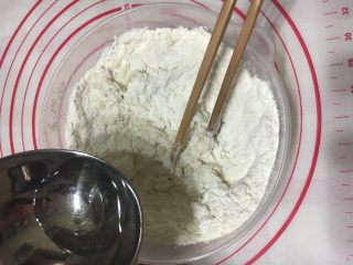 金鱼饺子,50克开水慢慢地倒入100克面粉中，边倒水边搅拌，搅拌至面粉呈絮状即可。
