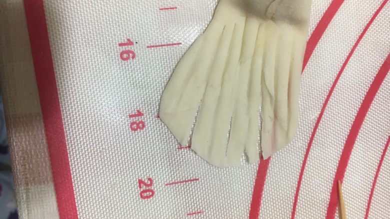 金鱼饺子,用剪刀剪成斜角尾巴，一共分成4小块。