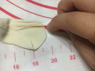 金鱼饺子,用牙签在鱼尾处按几个印。