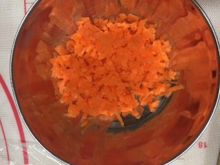 金鱼饺子,胡萝卜切碎。