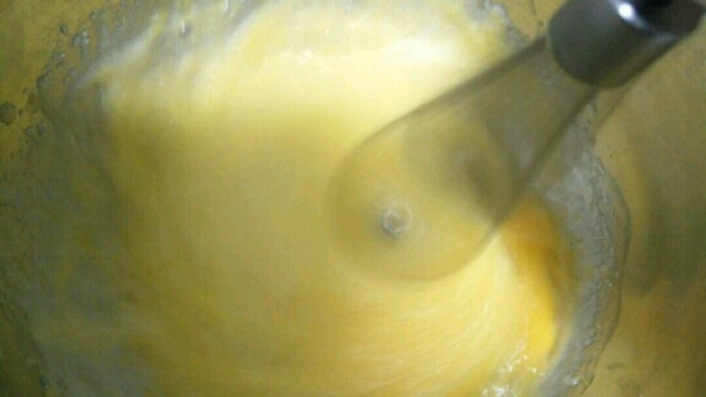 老式无水蛋糕,使用打蛋器开始打蛋液～