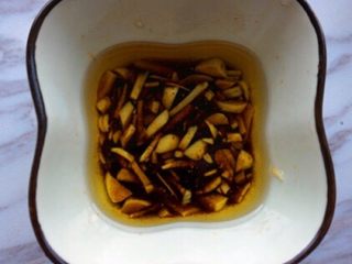 葱香秋葵,将大蒜切碎倒入碗中，然后倒入提前准备好的葱油，加酱油，白糖，盐调味
